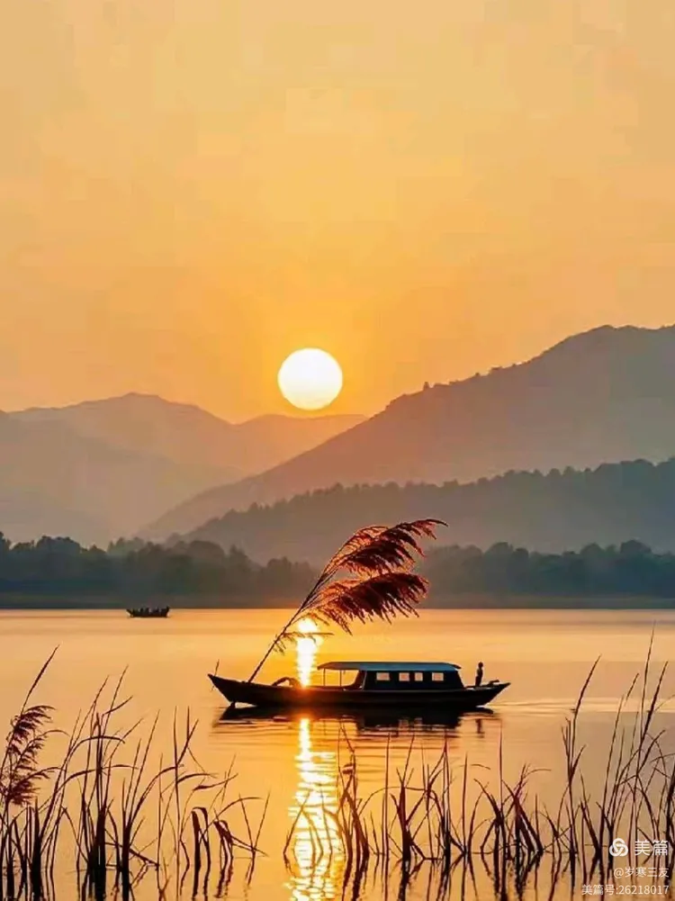 落日余晖草木黄.渔舟唱晚江渚上,朦胧烟波影迷茫.